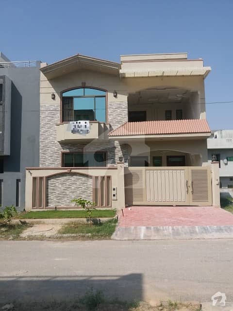 جناح گارڈنز فیز 1 جناح گارڈنز ایف ای سی ایچ ایس اسلام آباد میں 4 کمروں کا 8 مرلہ مکان 1.5 کروڑ میں برائے فروخت۔