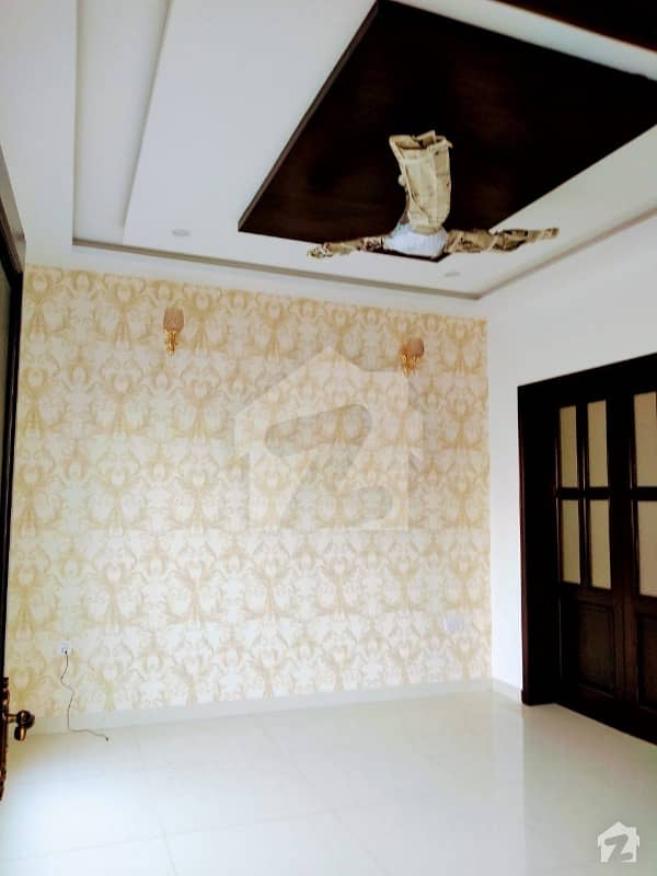 طارق گارڈنز لاہور میں 5 کمروں کا 10 مرلہ مکان 2.8 کروڑ میں برائے فروخت۔