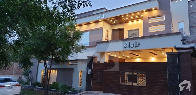 خیابانِ گارڈنز فیصل آباد میں 5 کمروں کا 11 مرلہ مکان 2.95 کروڑ میں برائے فروخت۔