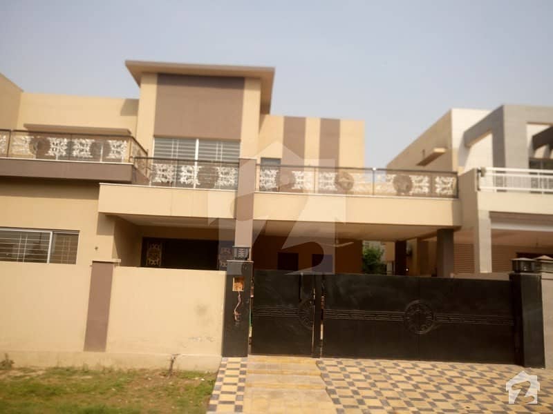 1 Kanal House Ideally Situated In Divine Gardens
