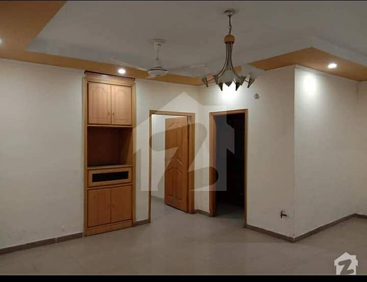 Bhimber Road Flat Sized 800 Square Feet For Rent