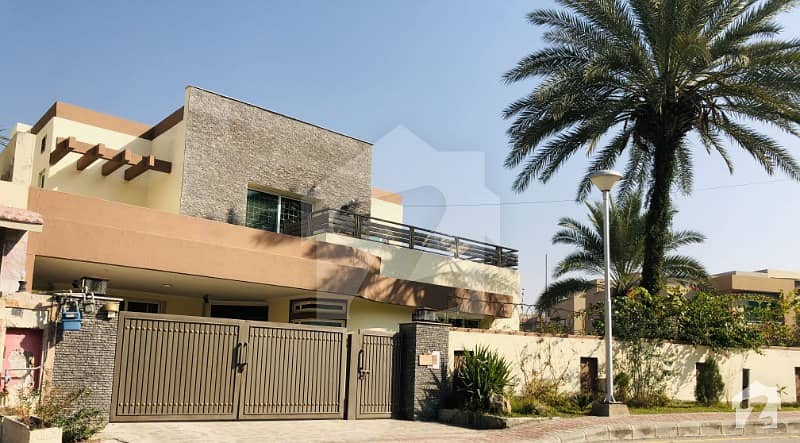 Corner Luxury 1 Kanal With 18 Marla Extra Land House For Sale