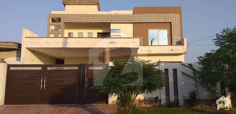 گلشنِ مدینہ فیصل آباد میں 4 کمروں کا 12 مرلہ مکان 1.5 کروڑ میں برائے فروخت۔