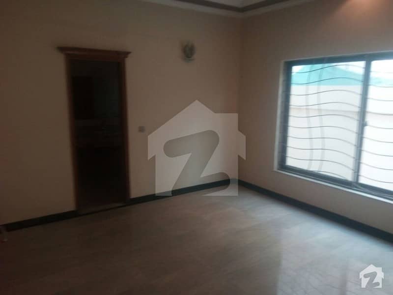 One Kanal Upper Portion Almost Brand New With 03 Bed Rooms