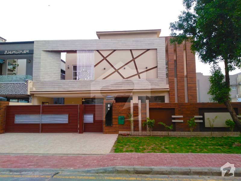 بحریہ ٹاؤن گلبہار بلاک بحریہ ٹاؤن سیکٹر سی بحریہ ٹاؤن لاہور میں 6 کمروں کا 1 کنال مکان 4.4 کروڑ میں برائے فروخت۔