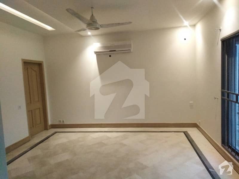 ڈی ایچ اے فیز 4 ڈیفنس (ڈی ایچ اے) لاہور میں 5 کمروں کا 1 کنال مکان 1.3 لاکھ میں کرایہ پر دستیاب ہے۔