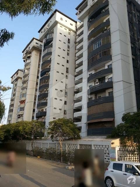 کلفٹن ۔ بلاک 2 کلفٹن کراچی میں 4 کمروں کا 12 مرلہ فلیٹ 3.5 کروڑ میں برائے فروخت۔
