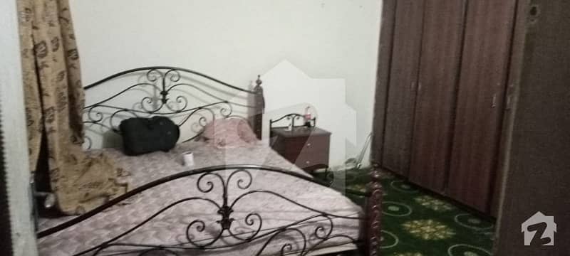 اچھرہ لاہور میں 1 کمرے کا 2 مرلہ کمرہ 10 ہزار میں کرایہ پر دستیاب ہے۔