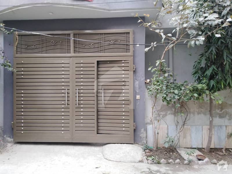 علی پارک کینٹ لاہور میں 6 کمروں کا 8 مرلہ مکان 1.4 کروڑ میں برائے فروخت۔