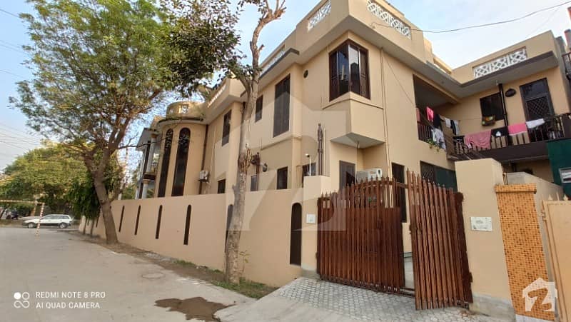 مصطفیٰ ٹاؤن لاہور میں 6 کمروں کا 1 کنال مکان 5 کروڑ میں برائے فروخت۔