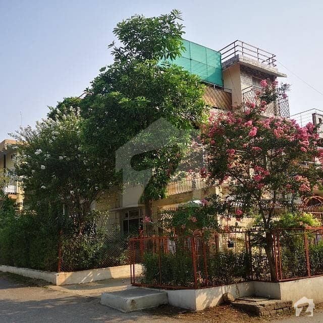 2 Sided Corner House With Proper Surfacing Available In Sector G61