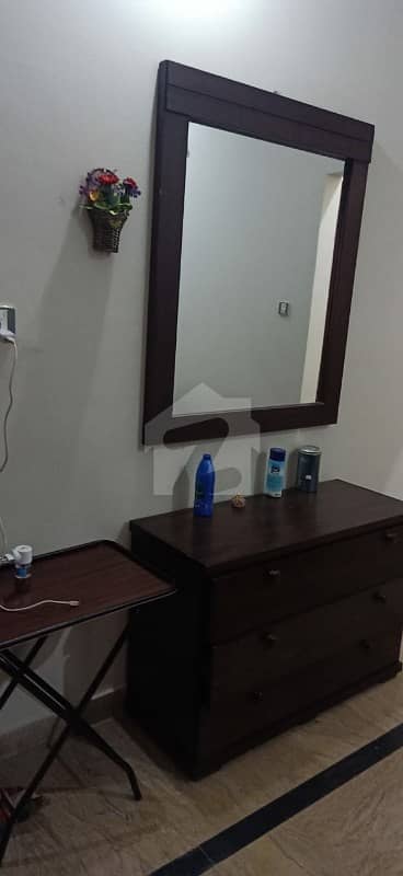 جوہر ٹاؤن لاہور میں 1 کمرے کا 4 مرلہ کمرہ 22 ہزار میں کرایہ پر دستیاب ہے۔
