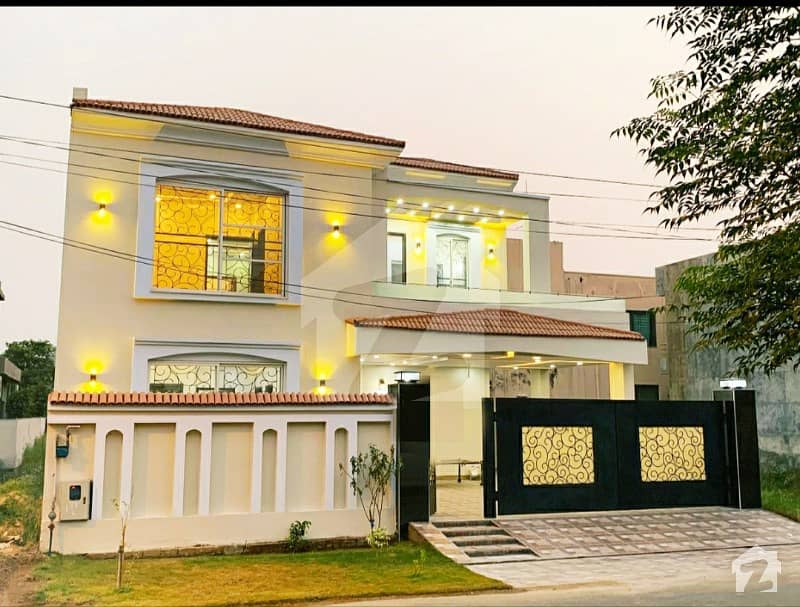 ڈی ایچ اے فیز 8 ڈیفنس (ڈی ایچ اے) لاہور میں 5 کمروں کا 10 مرلہ مکان 2.9 کروڑ میں برائے فروخت۔