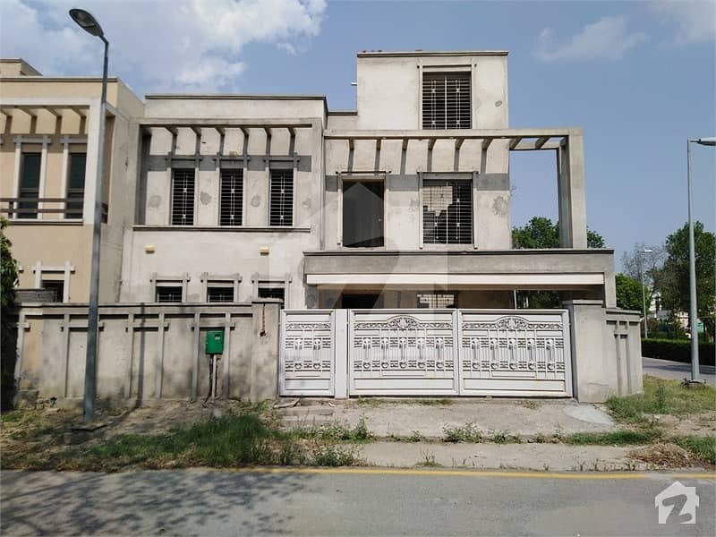 بحریہ نشیمن ۔ زِنیا بحریہ نشیمن لاہور میں 4 کمروں کا 11 مرلہ مکان 1.3 کروڑ میں برائے فروخت۔