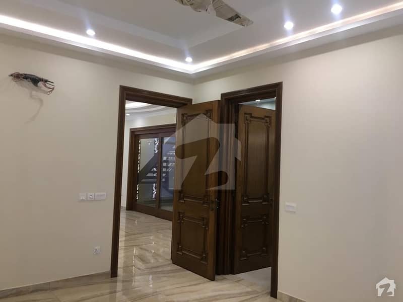 Centrally Located Upper Portion In DHA Defence Is Available For Rent