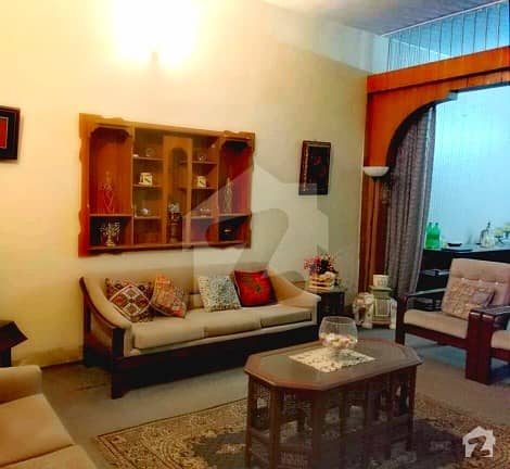 کینٹ جہلم میں 5 کمروں کا 16 مرلہ مکان 2.1 کروڑ میں برائے فروخت۔