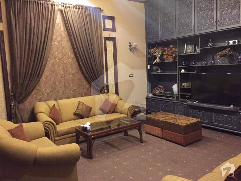 شیخ کالونی فیصل آباد میں 6 کمروں کا 11 مرلہ مکان 2.2 کروڑ میں برائے فروخت۔