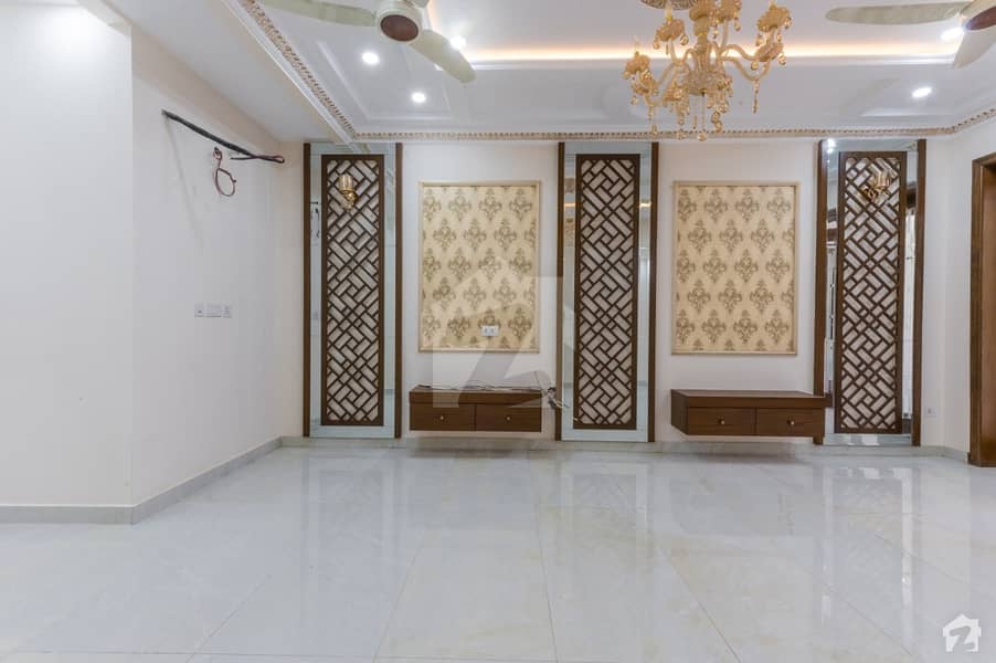 10 Marla House Ideally Situated In DHA Defence