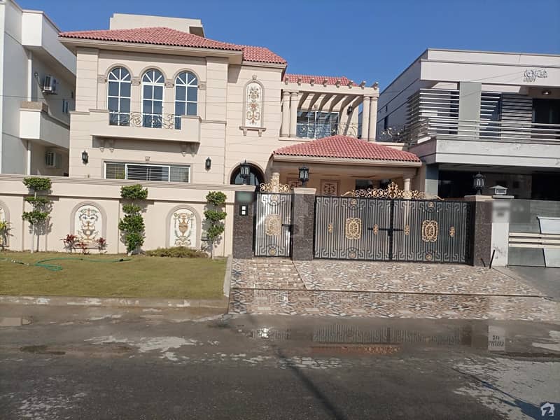 1 Kanal House Available In DC Colony For Sale