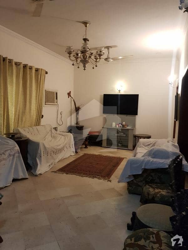 گلبرگ لاہور میں 6 کمروں کا 1 کنال مکان 2.3 لاکھ میں کرایہ پر دستیاب ہے۔