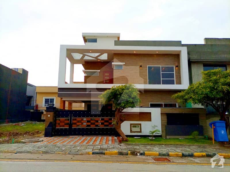 10 Marla Brand New Levish Design House Up For Sale On Very Prime Location