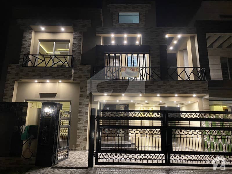 بحریہ ٹاؤن لاہور میں 5 کمروں کا 10 مرلہ مکان 2.5 کروڑ میں برائے فروخت۔