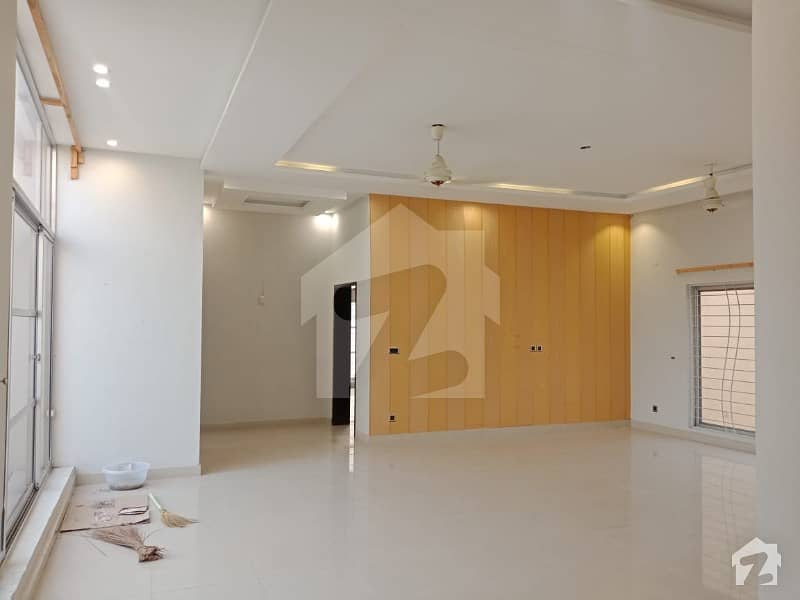 بحریہ ٹاؤن ۔ بلاک ای ای بحریہ ٹاؤن سیکٹرڈی بحریہ ٹاؤن لاہور میں 5 کمروں کا 1 کنال مکان 4.9 کروڑ میں برائے فروخت۔