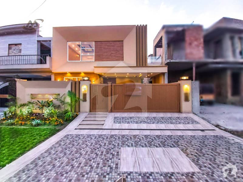 Modern Stylish Villa Located At Peak Site In State Life Society