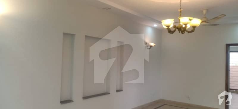 10 Marla Beautiful  House Block Ee Available For Rent