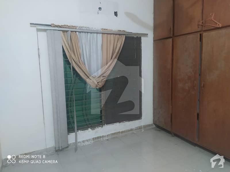 1 Room Available For Rent In R1 Johar Town Only Job Holders