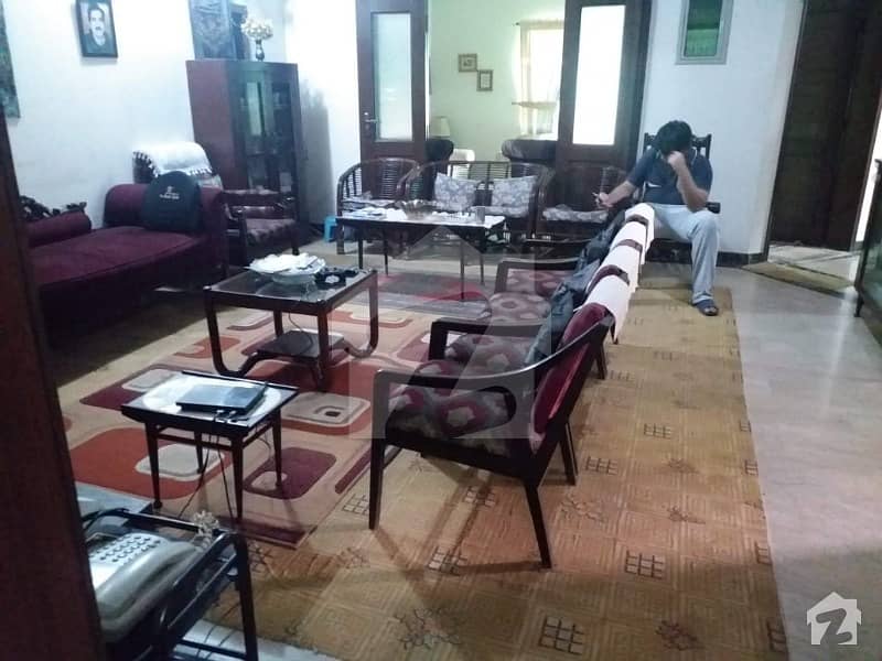 طارق گارڈنز ۔ بلاک اے طارق گارڈنز لاہور میں 5 کمروں کا 10 مرلہ مکان 2.25 کروڑ میں برائے فروخت۔