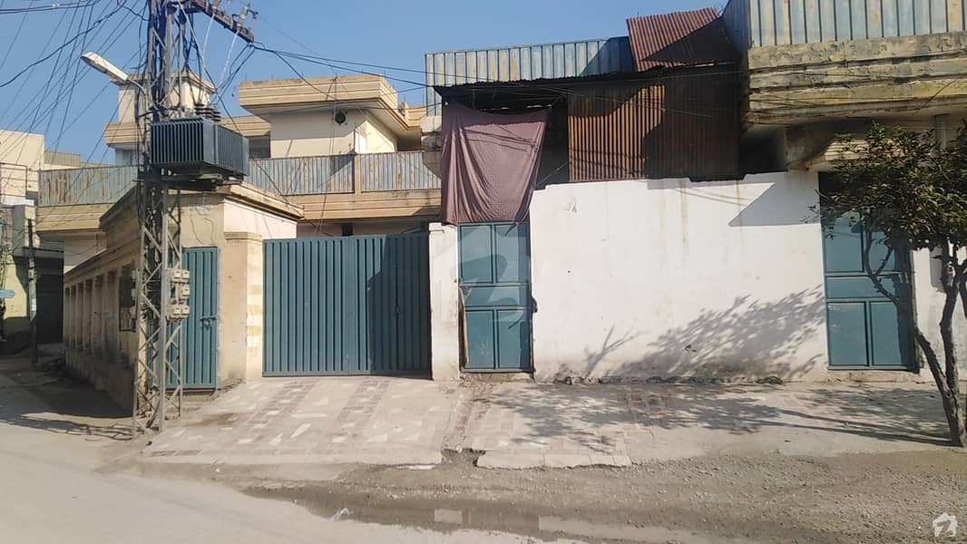پولیس کالونی پشاور میں 7 کمروں کا 15 مرلہ فلیٹ 3.2 کروڑ میں برائے فروخت۔