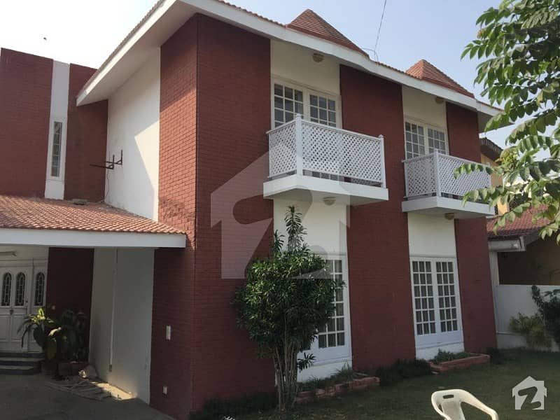 Well Maintained Bungalow Near Imam Bargah