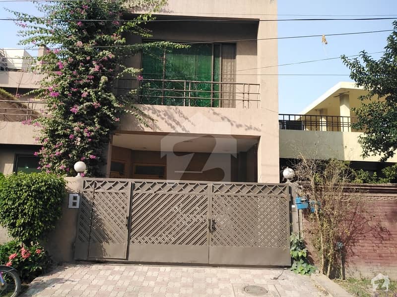 کینال ویو لاہور میں 5 کمروں کا 10 مرلہ مکان 2.35 کروڑ میں برائے فروخت۔