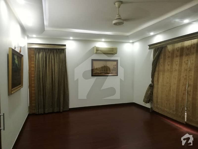 ڈی ایچ اے فیز 4 ڈیفنس (ڈی ایچ اے) لاہور میں 5 کمروں کا 1 کنال مکان 1.8 لاکھ میں کرایہ پر دستیاب ہے۔