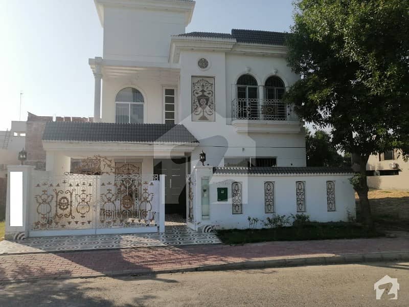 10 Marla Lavish House At Ideal Location Near Park Overseas Enclave Bahria Town Lahore