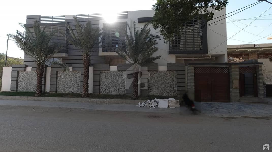 Buy A Centrally Located 1600  Square Feet Flat In Jamshed Town