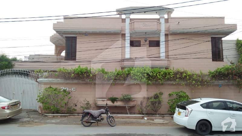 ڈی ایچ اے فیز 6 ڈی ایچ اے کراچی میں 4 کمروں کا 18 مرلہ مکان 6.8 کروڑ میں برائے فروخت۔