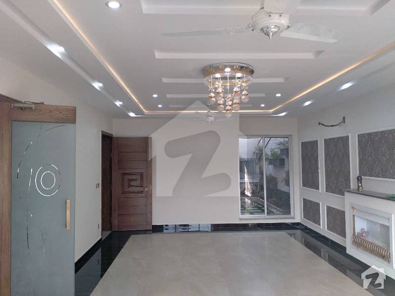 ویلینشیاء ہاؤسنگ سوسائٹی لاہور میں 5 کمروں کا 1 کنال مکان 4.8 کروڑ میں برائے فروخت۔