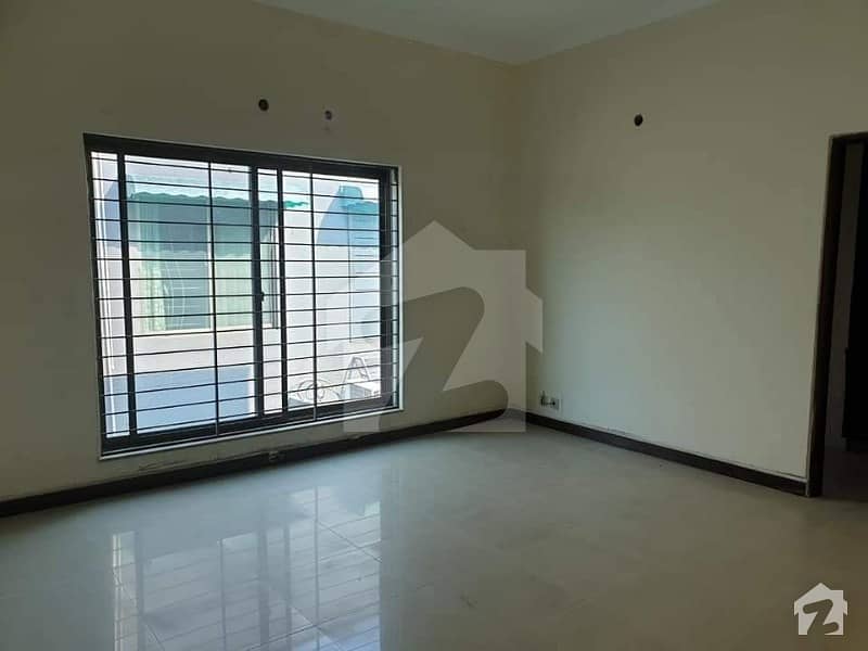 10 Marla House Available For Sale 10 Marla House Available For Sale