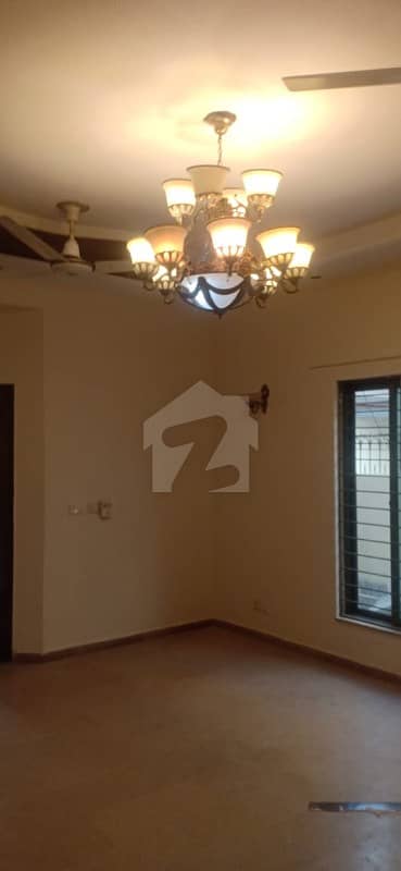10 Marla Beautiful House Block Ee Available For Rent