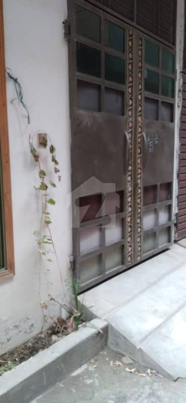 الفلاح ٹاؤن لاہور میں 1 کمرے کا 3 مرلہ کمرہ 13 ہزار میں کرایہ پر دستیاب ہے۔