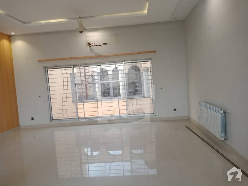 بحریہ ٹاؤن ۔ بلاک ای ای بحریہ ٹاؤن سیکٹرڈی بحریہ ٹاؤن لاہور میں 5 کمروں کا 1 کنال مکان 4 کروڑ میں برائے فروخت۔