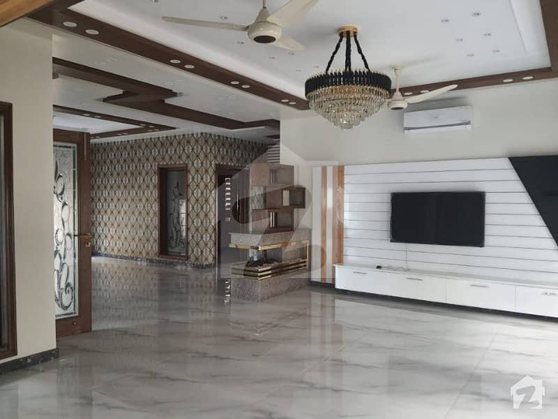 بحریہ ٹاؤن سیکٹر B بحریہ ٹاؤن لاہور میں 5 کمروں کا 1 کنال مکان 5.75 کروڑ میں برائے فروخت۔