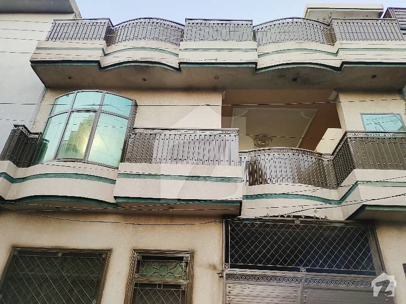 ارباب سبز علی خان ٹاؤن ورسک روڈ پشاور میں 6 کمروں کا 5 مرلہ مکان 33 ہزار میں کرایہ پر دستیاب ہے۔