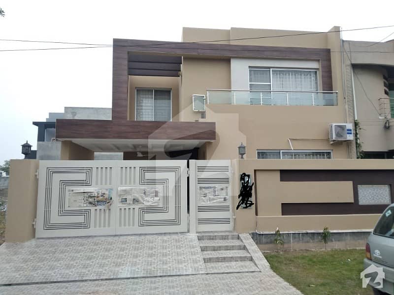 ڈی ایچ اے فیز 8 ڈیفنس (ڈی ایچ اے) لاہور میں 3 کمروں کا 10 مرلہ مکان 2.7 کروڑ میں برائے فروخت۔