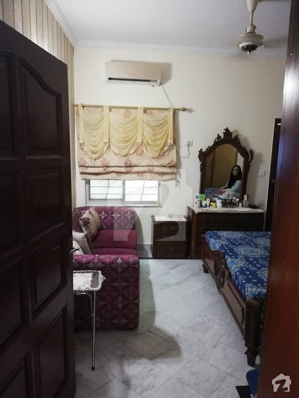 جوہر ٹاؤن لاہور میں 5 کمروں کا 5 مرلہ مکان 1.4 کروڑ میں برائے فروخت۔
