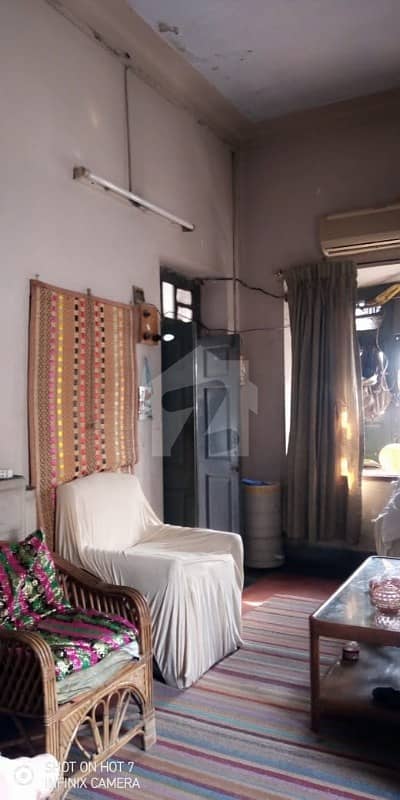 موچی گیٹ والڈ سٹی لاہور میں 9 کمروں کا 5 مرلہ مکان 2.3 کروڑ میں برائے فروخت۔
