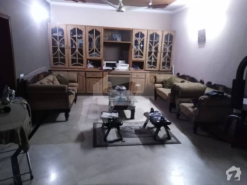 طارق گارڈنز لاہور میں 4 کمروں کا 10 مرلہ مکان 2.25 کروڑ میں برائے فروخت۔