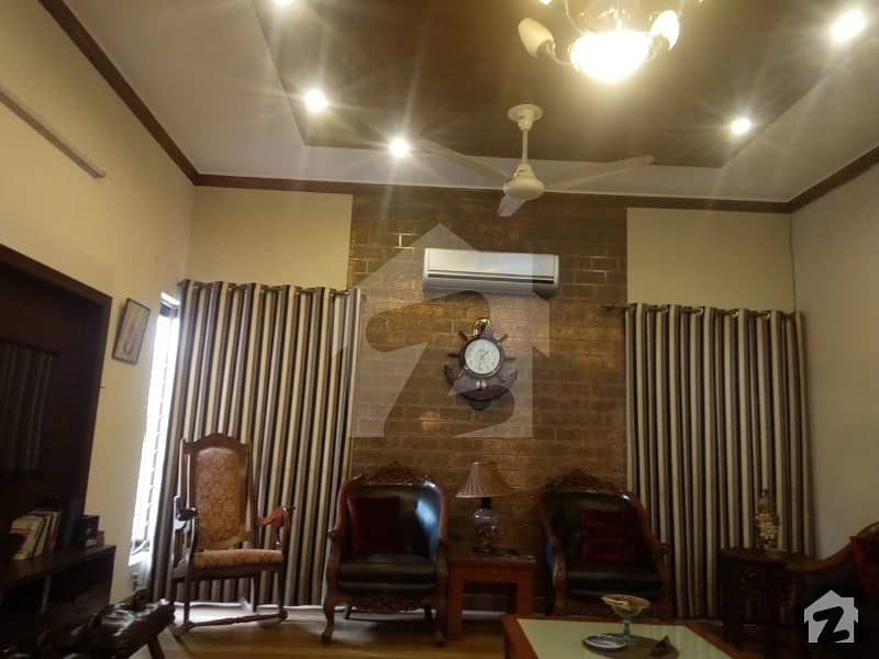 یو ای ٹی ہاؤسنگ سوسائٹی لاہور میں 5 کمروں کا 1 کنال مکان 2.6 کروڑ میں برائے فروخت۔